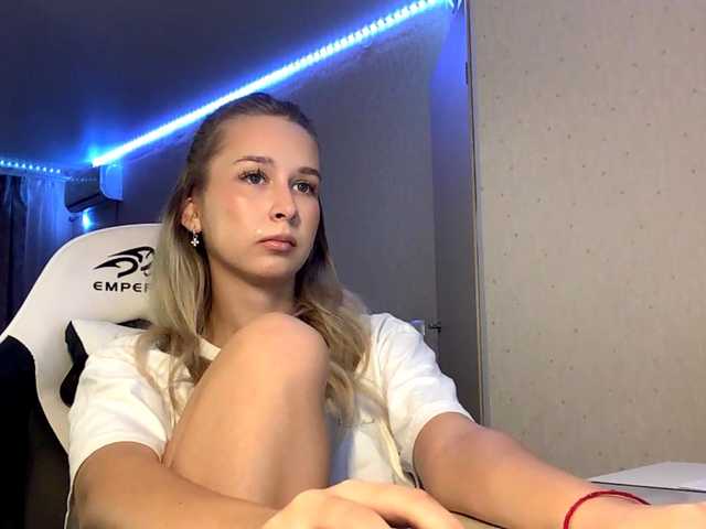 Emelinestrande live cam on BongaCams