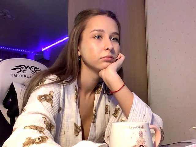 Emelinestrande live cam on BongaCams