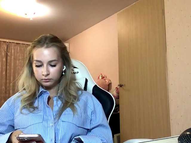 Emelinestrande live cam on BongaCams