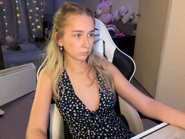 Emelinestrande live cam on BongaCams