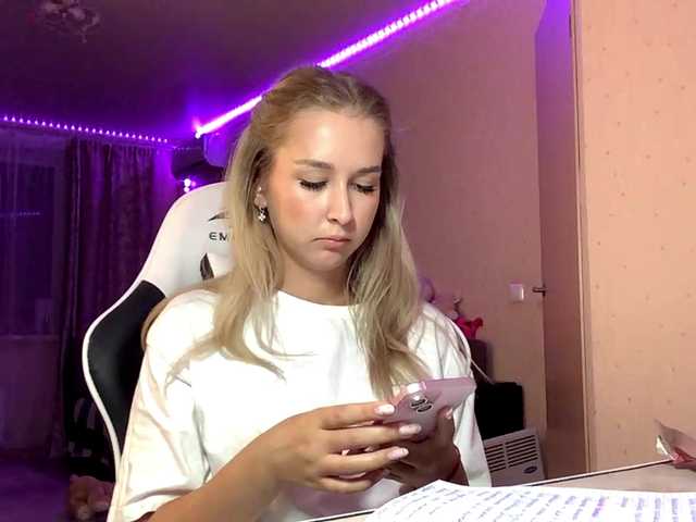 Emelinestrande live cam on BongaCams
