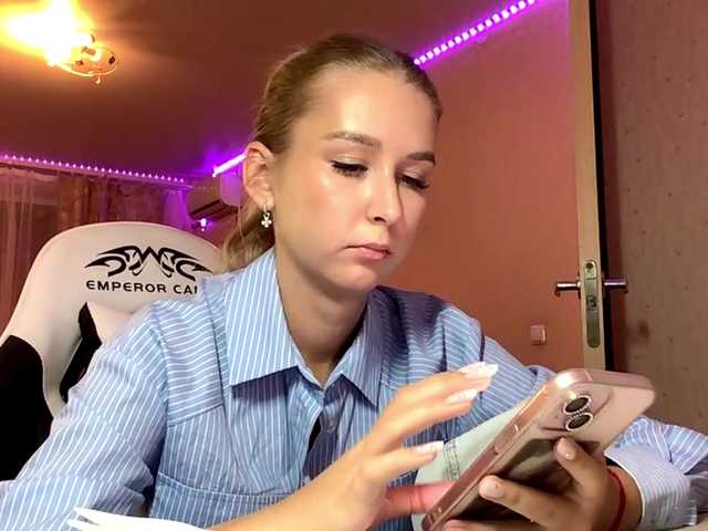 Emelinestrande live cam on BongaCams