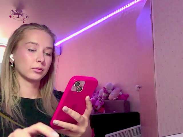 Emelinestrande live cam on BongaCams
