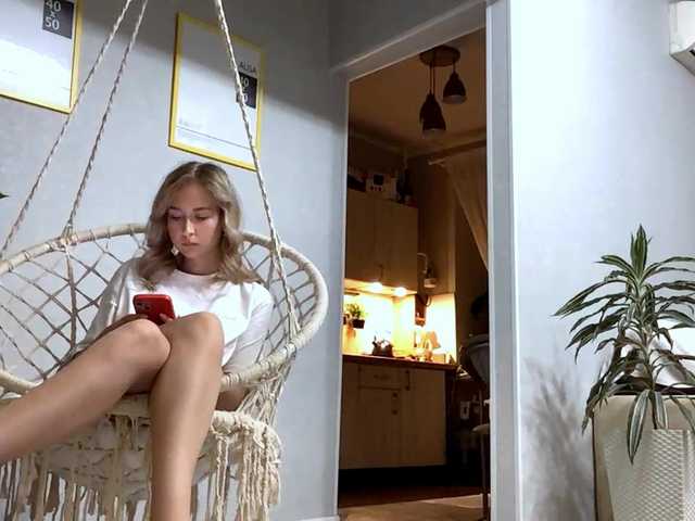 Emelinestrande live cam on BongaCams