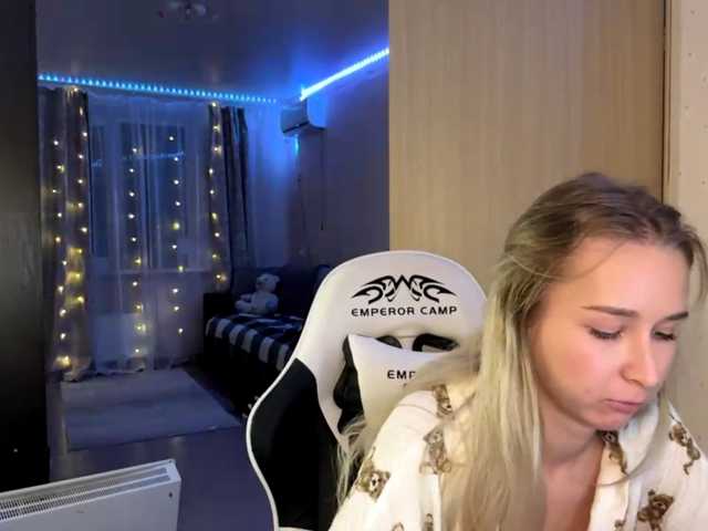Emelinestrande live cam on BongaCams
