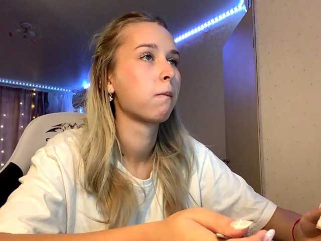 Emelinestrande live cam on BongaCams