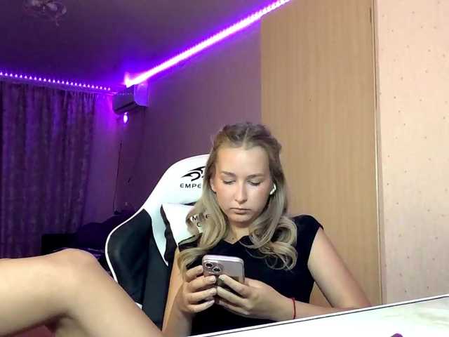 Emelinestrande live cam on BongaCams