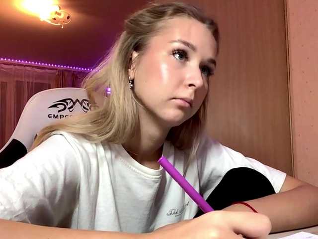 Emelinestrande live cam on BongaCams