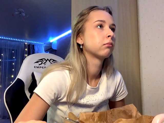 Emelinestrande live cam on BongaCams