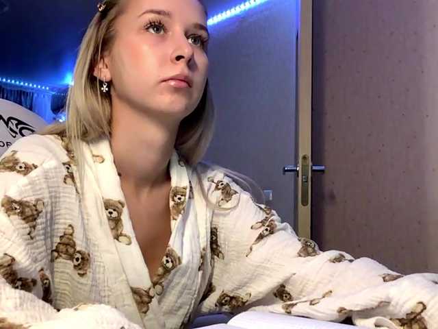 Emelinestrande live cam on BongaCams