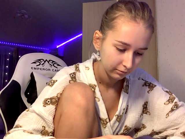 Emelinestrande live cam on BongaCams