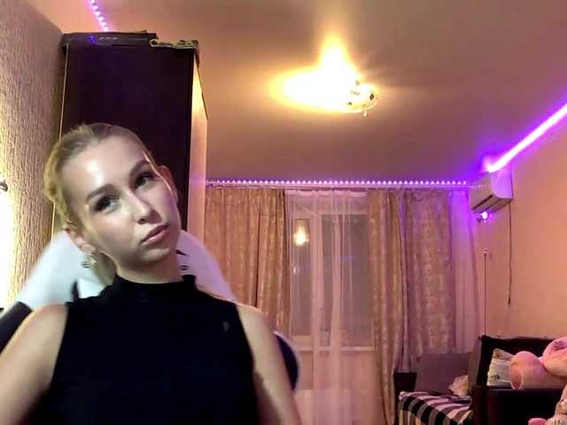 Emelinestrande live cam on BongaCams