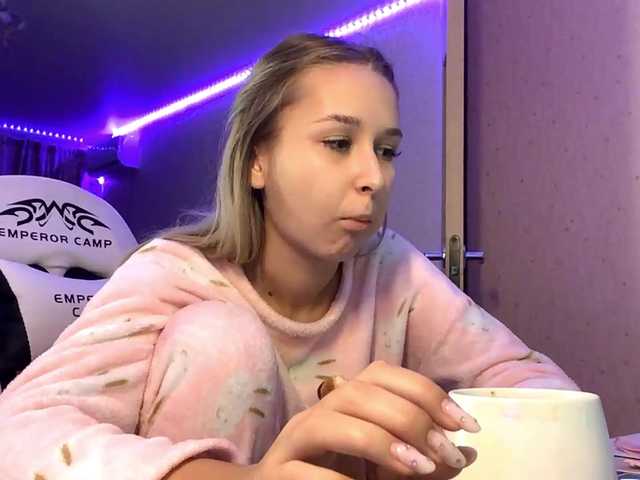 Emelinestrande live cam on BongaCams