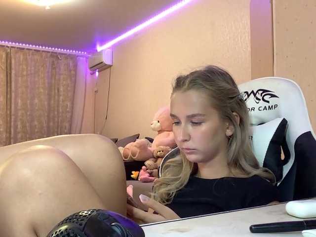 Emelinestrande live cam on BongaCams