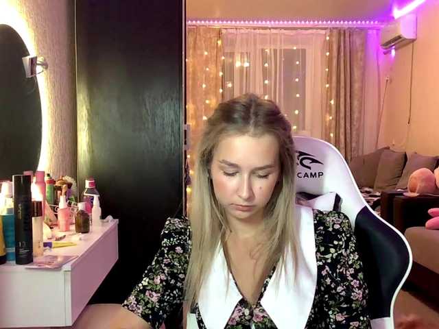 Emelinestrande live cam on BongaCams