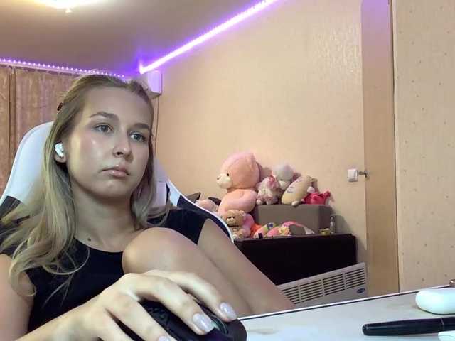 Emelinestrande live cam on BongaCams