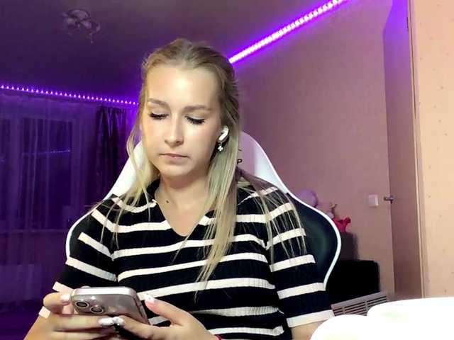 Emelinestrande live cam on BongaCams