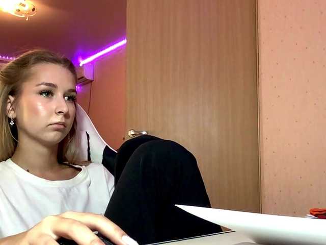 Emelinestrande live cam on BongaCams