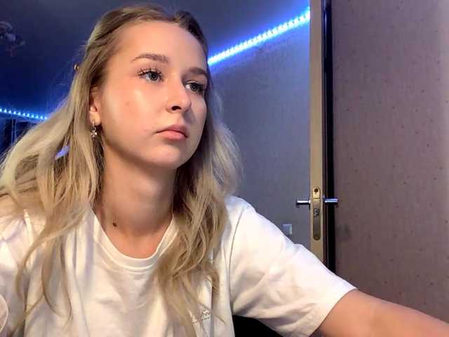 Emelinestrande live cam on BongaCams