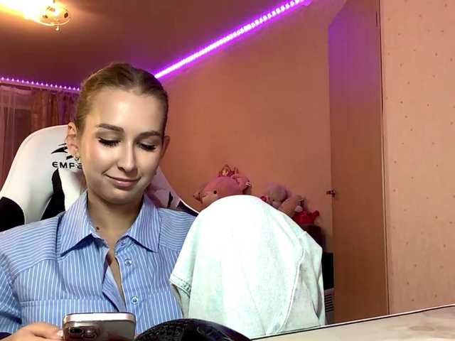 Emelinestrande live cam on BongaCams