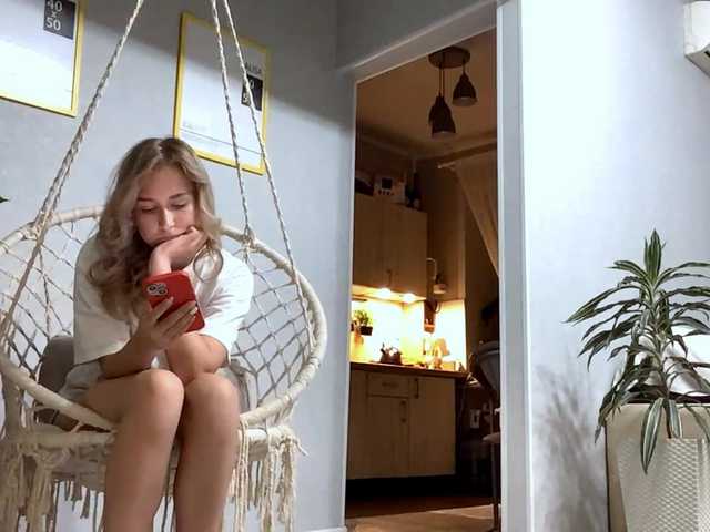Emelinestrande live cam on BongaCams