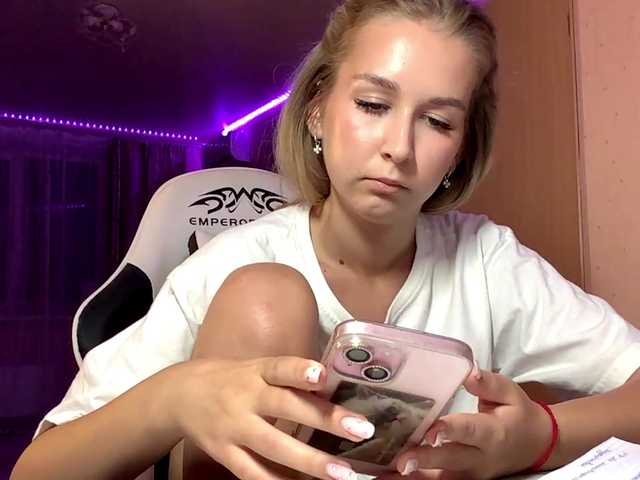 Emelinestrande live cam on BongaCams
