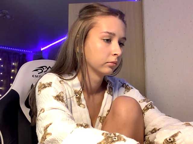 Emelinestrande live cam on BongaCams