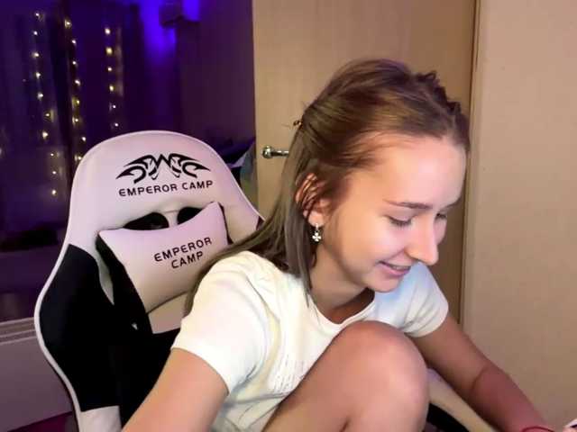 Emelinestrande live cam on BongaCams