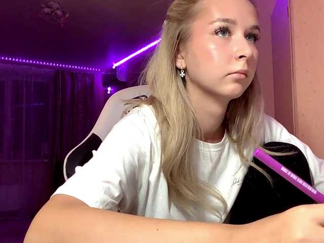 Emelinestrande live cam on BongaCams