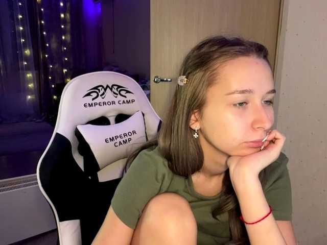 Emelinestrande live cam on BongaCams