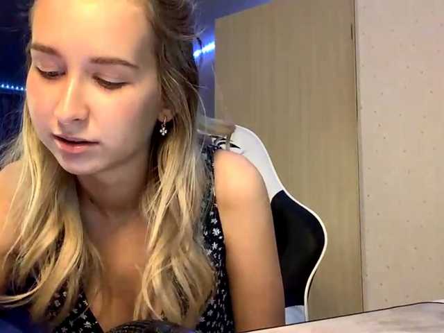 Emelinestrande live cam on BongaCams