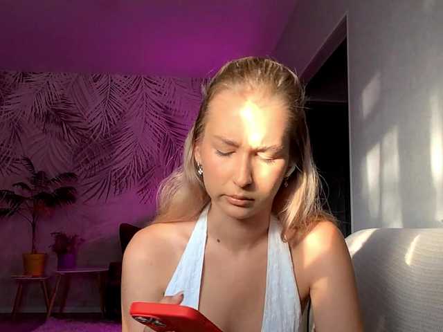 Emelinestrande live cam on BongaCams