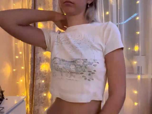 Emelinestrande live cam on BongaCams