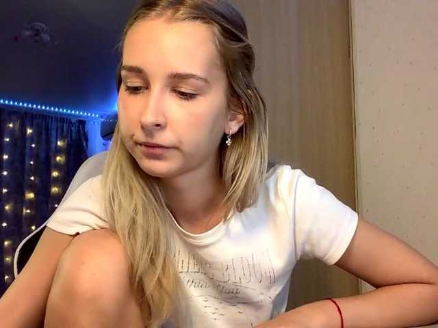 Emelinestrande live cam on BongaCams
