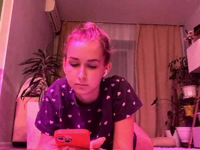 Emelinestrande live cam on BongaCams
