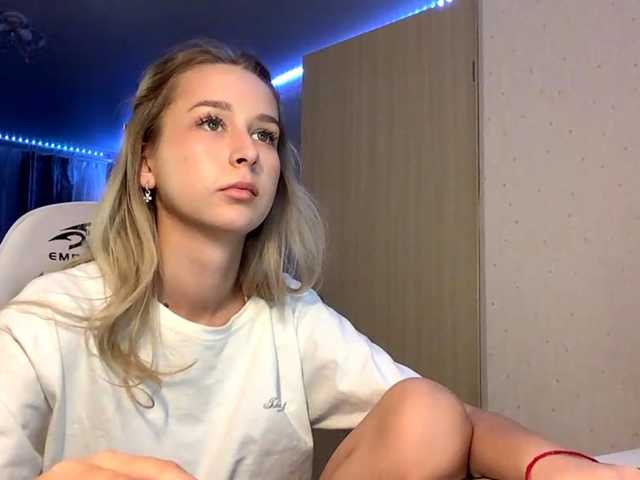 Emelinestrande live cam on BongaCams
