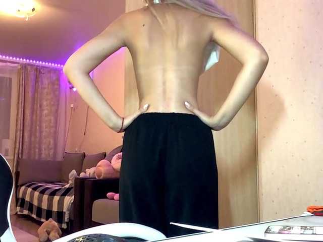 Emelinestrande live cam on BongaCams