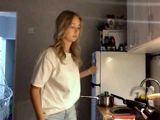Emelinestrande live cam on BongaCams