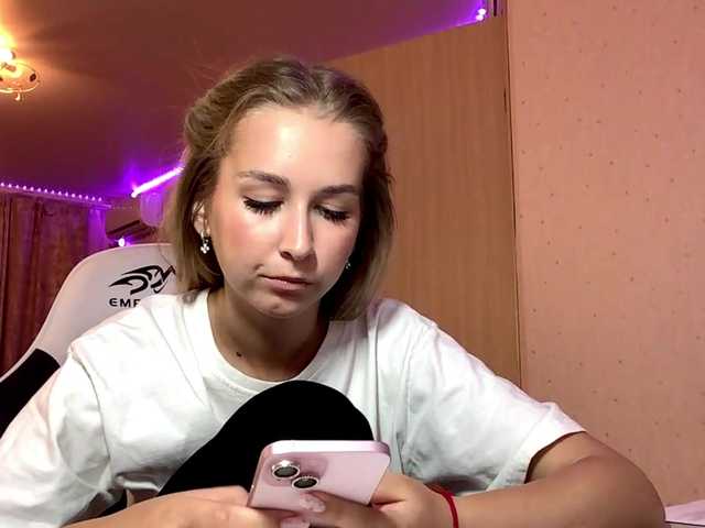 Emelinestrande live cam on BongaCams