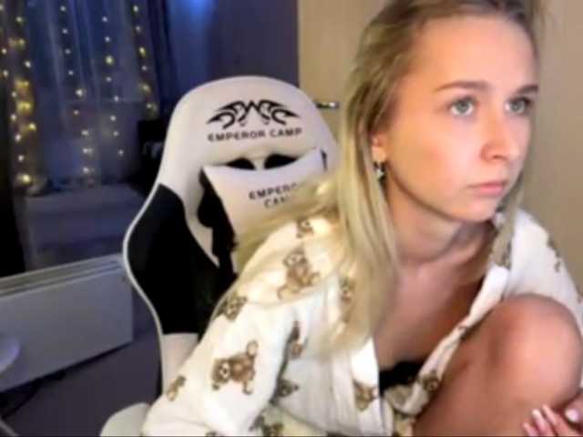 Emelinestrande live cam on BongaCams