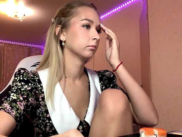 Emelinestrande live cam on BongaCams