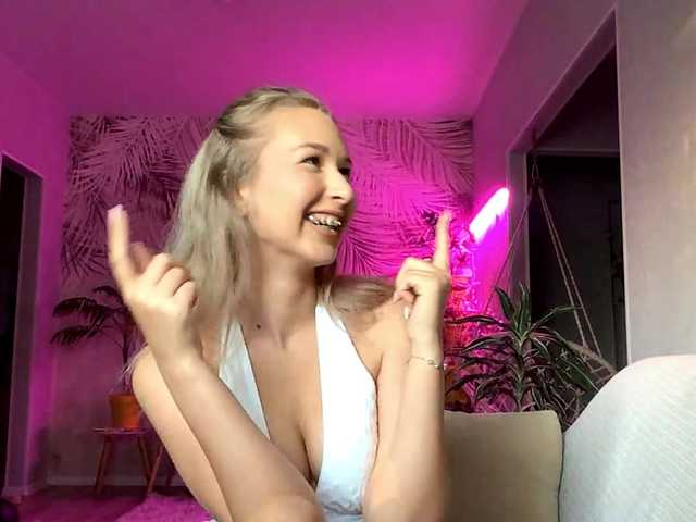 Emelinestrande live cam on BongaCams