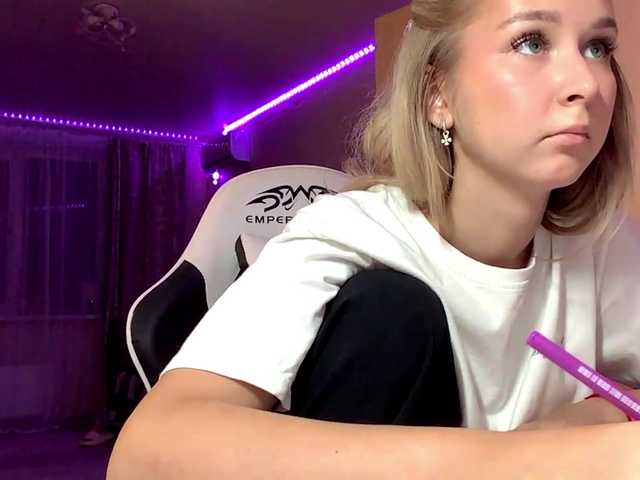 Emelinestrande live cam on BongaCams