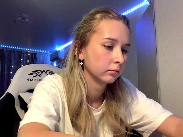 Emelinestrande live cam on BongaCams