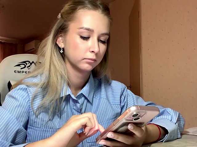 Emelinestrande live cam on BongaCams