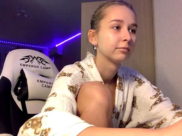 Emelinestrande live cam on BongaCams