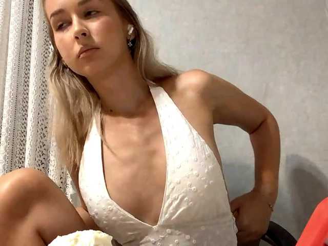 Emelinestrande live cam on BongaCams