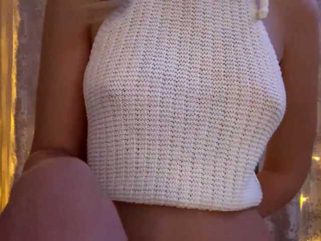 Emelinestrande live cam on BongaCams