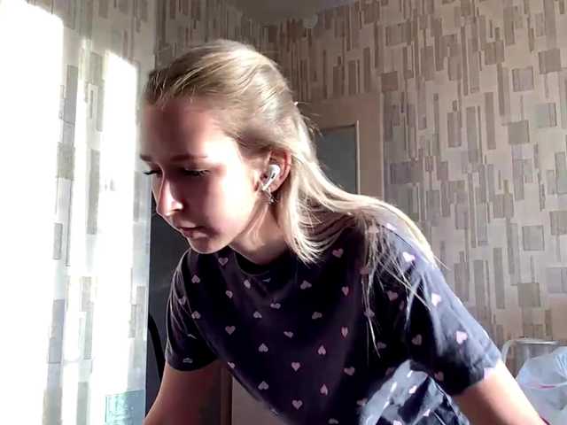 Emelinestrande live cam on BongaCams