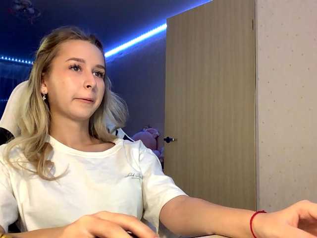 Emelinestrande live cam on BongaCams
